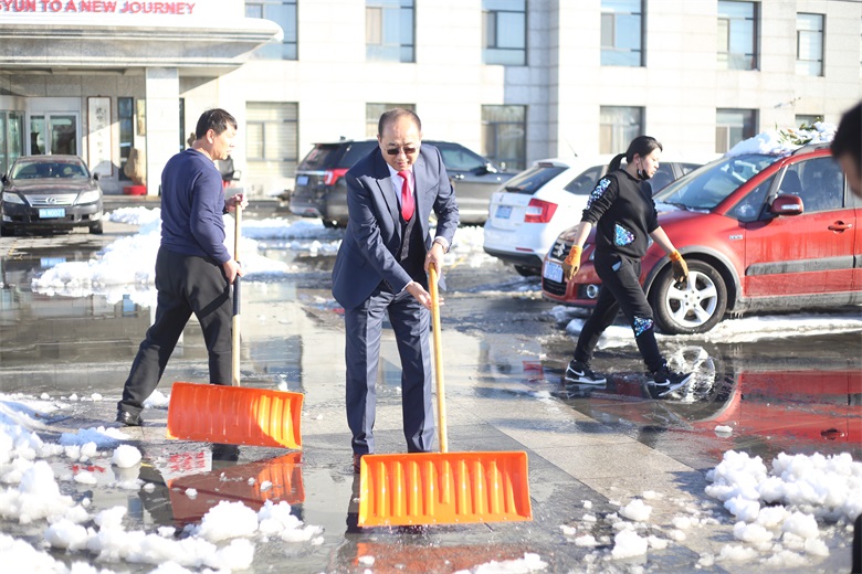 冬日扫雪暖人心 员工出行保安全