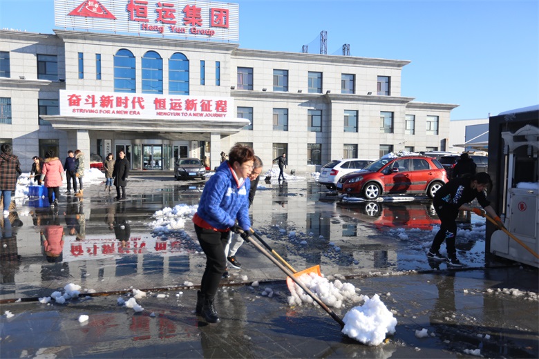 冬日扫雪暖人心 员工出行保安全